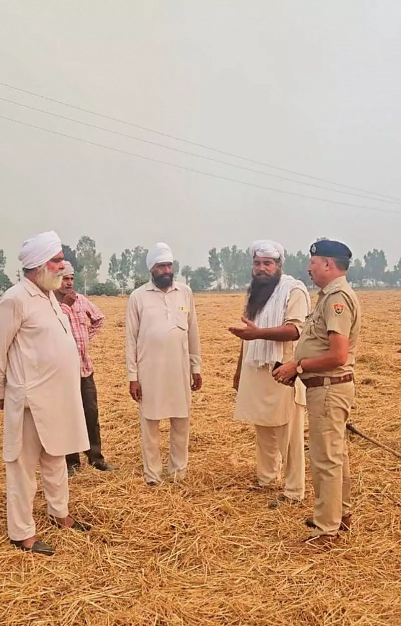 Haryana : पुलिस ने पराली जलाने के खिलाफ किसानों को जागरूक किया