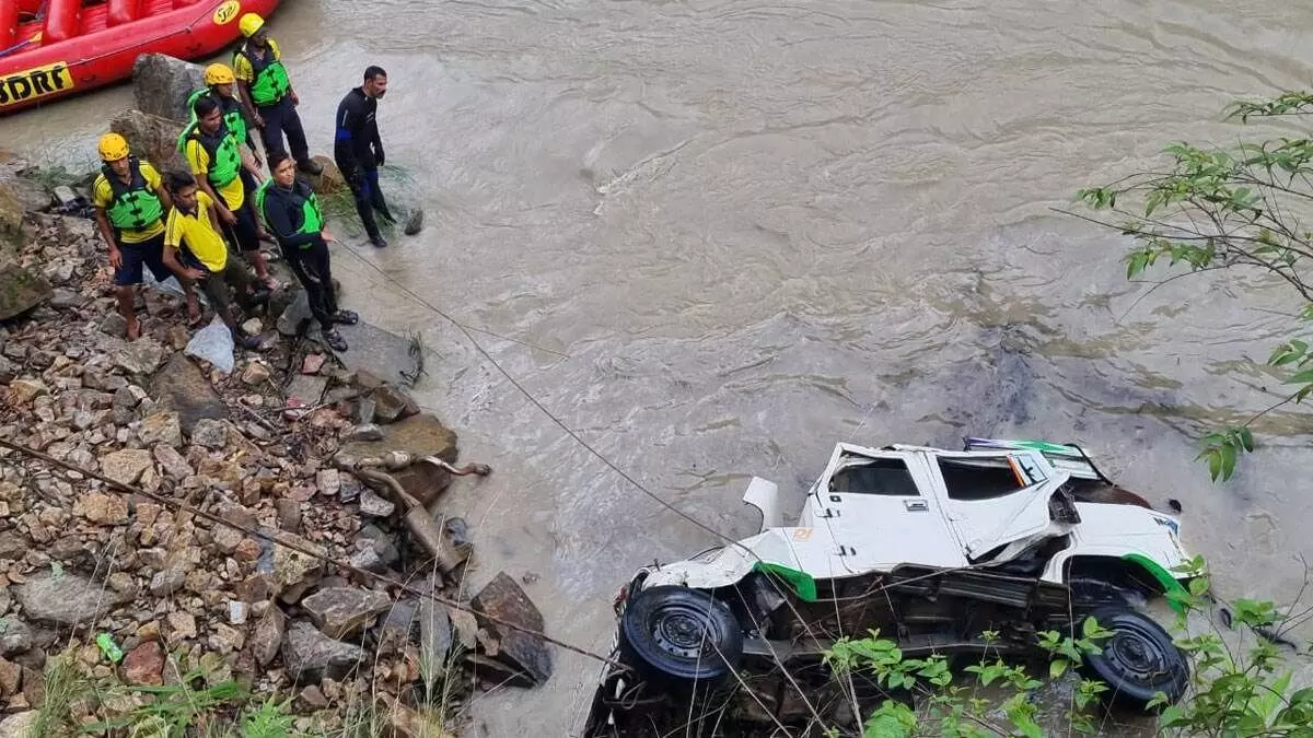 Dehradun: अनियंत्रित होकर गंगा में गिरा ट्रक, चालक और उसकी पत्नी लापता