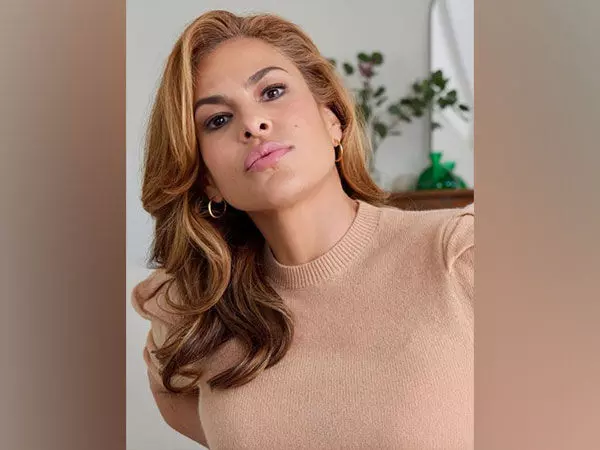 वह मुझसे कुछ सीखता है: Eva Mendes ने अपने पति रयान गोसलिंग के साथ स्क्रीन पर वापसी पर कहा