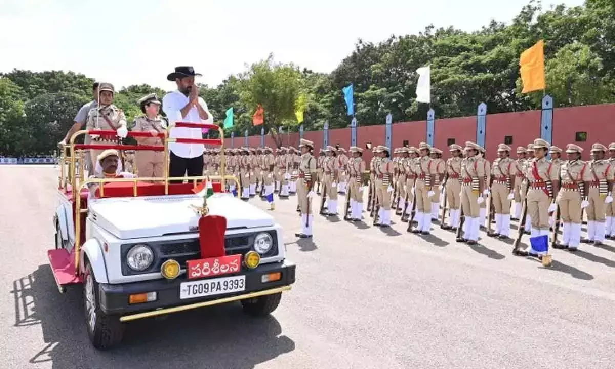 CM रेवंत रेड्डी ने गोशामहल पुलिस झंडा दिवस परेड में शहीदों को सम्मानित किया