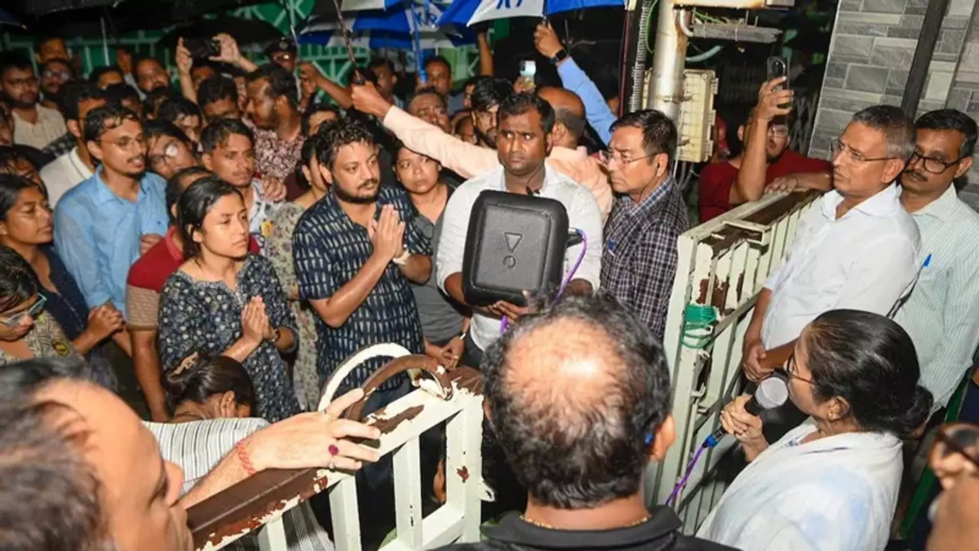 Abhaya के माता-पिता के अनुरोध के बाद आरजी कर डॉक्टरों ने भूख हड़ताल खत्म की