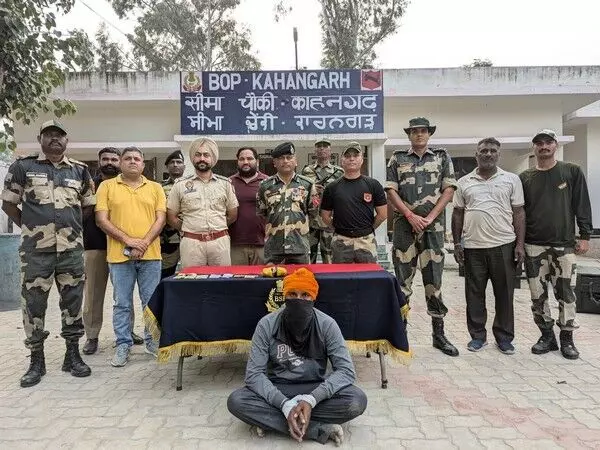 अमृतसर: BSF, पंजाब पुलिस ने नशीले पदार्थ तस्करी के संदिग्ध व्यक्ति को किया गिरफ्तार