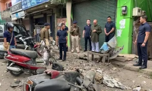 Jiribam में संदिग्ध उग्रवादियों ने दो खाली पड़े फार्म हाउसों में आग लगा दी Jiribam में संदिग्ध उग्रवादियों ने दो खाली पड़े फार्म हाउसों में आग लगा दी