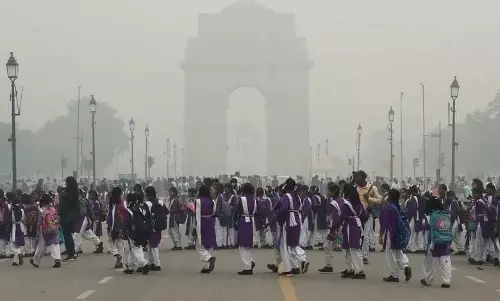 Delhi: दिल्ली में प्रदूषण की समस्या, वायु गुणवत्ता ‘खराब’ बनी हुई