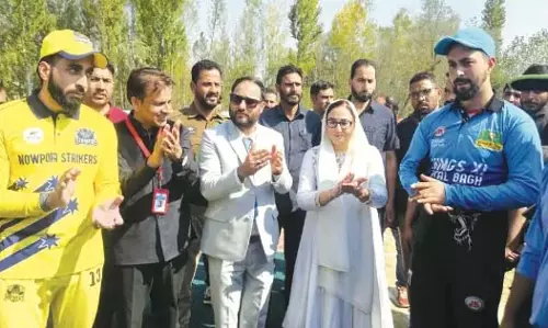 Darkshan Andrabi ने पुलवामा में प्रीमियर लीग का उद्घाटन किया Darkshan Andrabi ने पुलवामा में प्रीमियर लीग का उद्घाटन किया