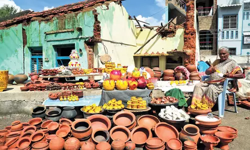 Andhra: विशाखापत्तनम में सदियों पुरानी मिट्टी के बर्तन बनाने की परंपरा Andhra: विशाखापत्तनम में सदियों पुरानी मिट्टी के बर्तन बनाने की परंपरा