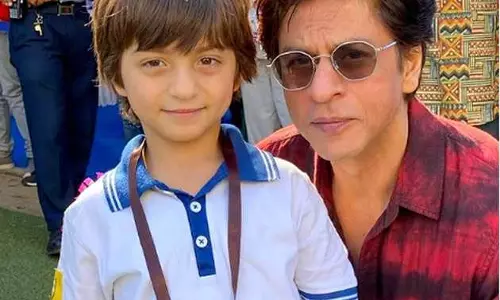 AbRam अपने पिता की बातें सुनकर मुस्कुराए AbRam अपने पिता की बातें सुनकर मुस्कुराए