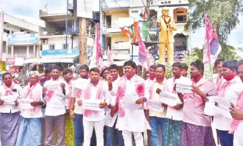 Telangana: बीआरएस ने तत्काल रिहाई की मांग को लेकर विरोध प्रदर्शन किया Telangana: बीआरएस ने तत्काल रिहाई की मांग को लेकर विरोध प्रदर्शन किया