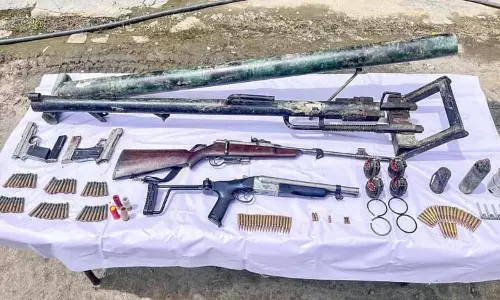 Manipur: थौबल में तलाशी अभियान के दौरान हथियार और गोला-बारूद जब्त Manipur: थौबल में तलाशी अभियान के दौरान हथियार और गोला-बारूद जब्त