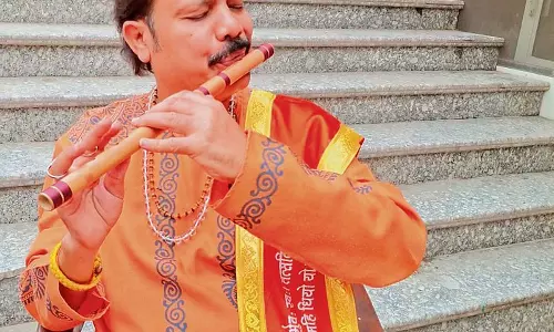 Haryana : बांसुरी वादक मुजतबा हुसैन पुराने भारतीय शास्त्रीय संगीत को संरक्षित कर रहे
