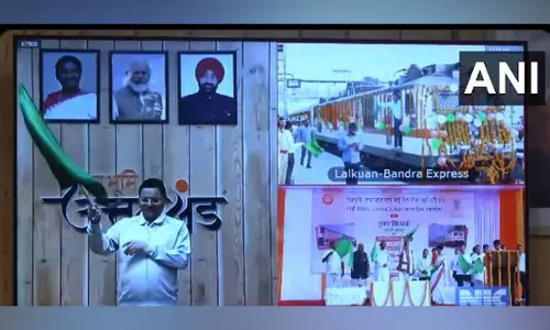 CM Dhami ने लालकुआं-बांद्रा सुपरफास्ट ट्रेन को हरी झंडी दिखाई CM Dhami ने लालकुआं-बांद्रा सुपरफास्ट ट्रेन को हरी झंडी दिखाई