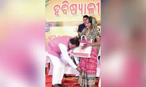 Odisha मुख्यमंत्री मोहन चरण ने पुरी में हब्सियालियों को कार्तिक ब्रत की वस्तुएं वितरित कीं