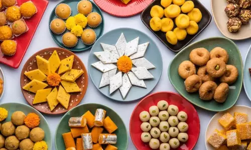 इस दिवाली शुद्ध घरेलू मिठाइयों से अपना मुंह मीठा करे