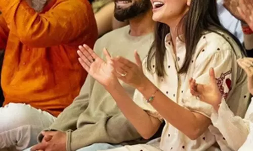 न्यूजीलैंड के खिलाफ टीम इंडिया की हार के बाद कीर्तन में शामिल होते दिखे Anushka -Virat