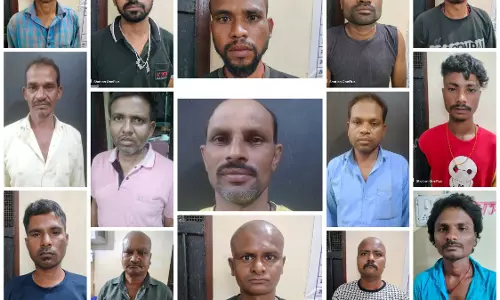 जुआ खेलते 15 लोग गिरफ्तार, लाखों कैश भी जब्त जुआ खेलते 15 लोग गिरफ्तार, लाखों कैश भी जब्त