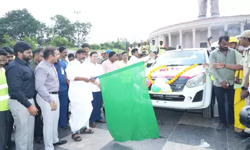 भट्टी विक्रमार्क ने TGSPDCL आपातकालीन वाहनों को हरी झंडी दिखाई भट्टी विक्रमार्क ने TGSPDCL आपातकालीन वाहनों को हरी झंडी दिखाई