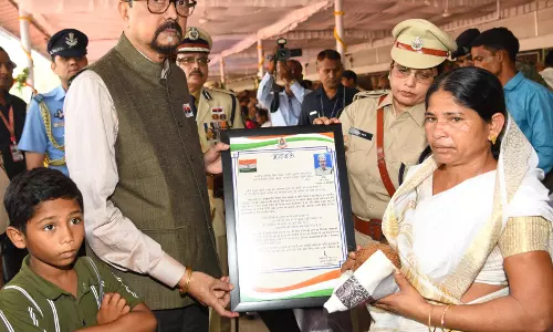 पुलिसकर्मियों के प्रति रखें मानवीय दृष्टिकोण : रमेन डेका पुलिसकर्मियों के प्रति रखें मानवीय दृष्टिकोण : रमेन डेका