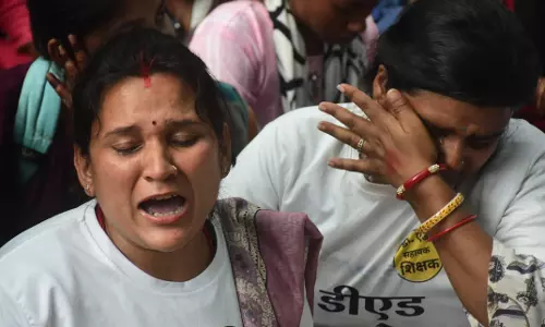 रायपुर में डीएड पास अभ्यर्थियों ने किया प्रदर्शन रायपुर में डीएड पास अभ्यर्थियों ने किया प्रदर्शन