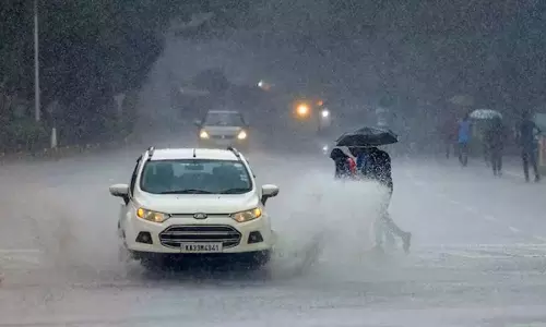 भारी बारिश के कारण Bengaluru में जनजीवन प्रभावित होने से स्कूल बंद भारी बारिश के कारण Bengaluru में जनजीवन प्रभावित होने से स्कूल बंद