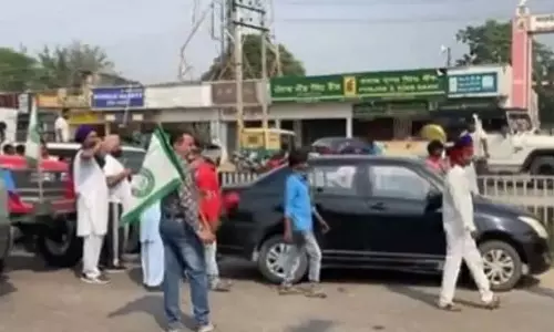 Punjab: धान खरीद में देरी के विरोध में किसानों ने फगवाड़ा में हाईवे जाम किया