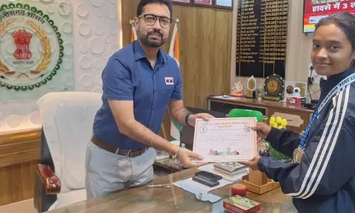 कलेक्टर लंगेह ने शूटिंग खिलाड़ी मेघा तिवारी की उपलब्धियों पर दी बधाई कलेक्टर लंगेह ने शूटिंग खिलाड़ी मेघा तिवारी की उपलब्धियों पर दी बधाई
