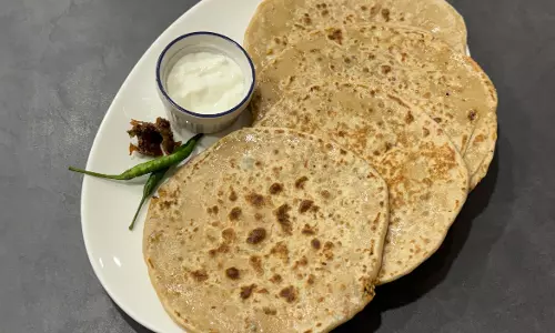 अगर आप इन दोनों आटे को मिलाते समय गूंथ लेंगे तो परांठा बहुत नरम बनेगा