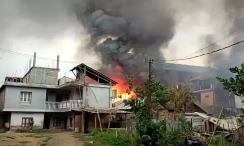 Manipur में संदिग्ध उग्रवादियों ने दो खाली पड़े फार्म हाउसों में आग लगा दी Manipur में संदिग्ध उग्रवादियों ने दो खाली पड़े फार्म हाउसों में आग लगा दी