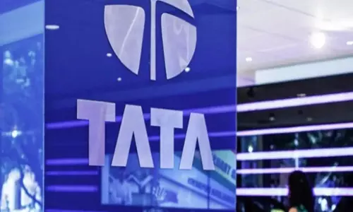 Tata के इस शेयर को दोहरा झटका लगा
