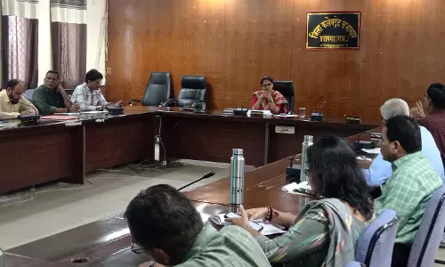 Pratapgarh: जिला कलेक्टर ने अधिकारियों की ली साप्ताहिक समीक्षा बैठक Pratapgarh: जिला कलेक्टर ने अधिकारियों की ली साप्ताहिक समीक्षा बैठक