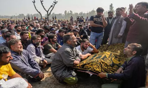 Kashmir आतंकी हमले में मारे गए डॉक्टर को हजारों लोगों ने दी अंतिम श्रद्धांजलि