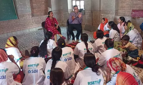Bikaner: कोलासर गांव में आरसेटी बीकानेर द्वारा आयोजित वस्त्र चित्रकला उद्यमिता प्रशिक्षण सम्पन्न