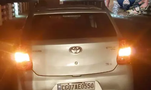 पुल में कार खड़ी कर व्यापारी ने नदी में लगाई छलांग पुल में कार खड़ी कर व्यापारी ने नदी में लगाई छलांग