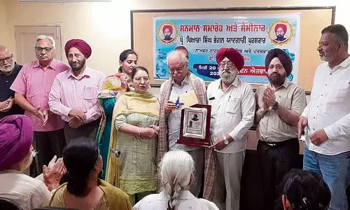 Swaraj बीर को प्रोफेसर भोगल मेमोरियल अवार्ड मिला Swaraj बीर को प्रोफेसर भोगल मेमोरियल अवार्ड मिला