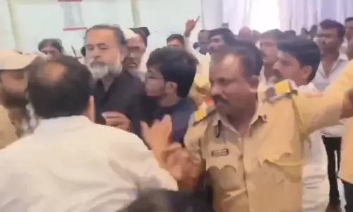 BIG BREAKING: योगेंद्र यादव के साथ धक्का मुक्की का VIDEO सामने आया