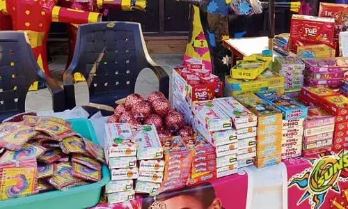 Chandigarh: 96 पटाखा लाइसेंसों के लिए ऑनलाइन ड्रा आज Chandigarh: 96 पटाखा लाइसेंसों के लिए ऑनलाइन ड्रा आज