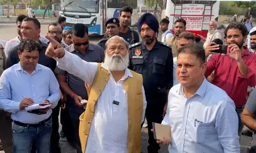Anil Vij ने बस स्टैंड का निरीक्षण किया, अधीक्षक को निलंबित करने का आदेश