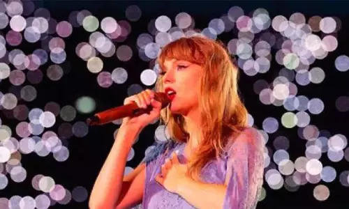 Taylor Swift के कपड़ों में गड़बड़ी, डांसर्स ने मदद के लिए हाथ बढ़ाया Taylor Swift के कपड़ों में गड़बड़ी, डांसर्स ने मदद के लिए हाथ बढ़ाया