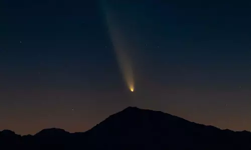 धूमकेतु त्सुचिनशान-Atlas को रात्रि आकाश में चमकते हुए देखें