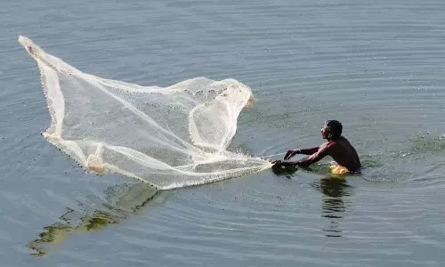 Karimnagar: मछुआरों ने छोटी मछलियों के पौधों की आपूर्ति का विरोध किया Karimnagar: मछुआरों ने छोटी मछलियों के पौधों की आपूर्ति का विरोध किया