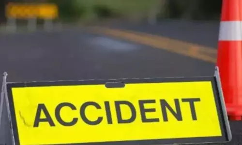 Driver को नींद आ गई, कार डिंडीगुल-करूर रोड पर बीच से टकराई Driver को नींद आ गई, कार डिंडीगुल-करूर रोड पर बीच से टकराई