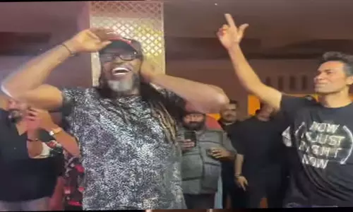 क्रिस गेल ने मोहम्मद कैफ और शिखर धवन के साथ भांगड़ा किया, VIDEO...