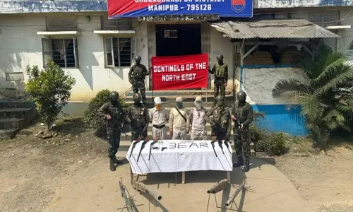 भारतीय सेना ने Manipur के कई जिलों से भारी मात्रा में हथियार और गोला-बारूद किया बरामद भारतीय सेना ने Manipur के कई जिलों से भारी मात्रा में हथियार और गोला-बारूद किया बरामद