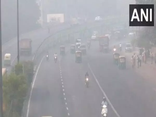 Delhi की वायु गुणवत्ता बहुत खराब श्रेणी में पहुँच गई; राष्ट्रीय राजधानी में छाई धुंध