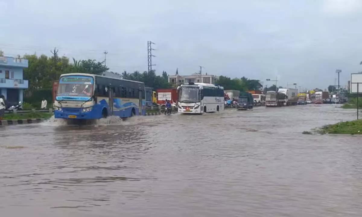 Tamil: राष्ट्रीय राजमार्ग पर पानी भरने से पांच घंटे तक यातायात प्रभावित