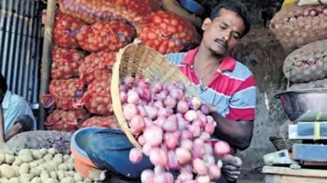 चक्रवात दाना के डर से बाज़ार से आलू गायब