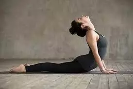 yogasana: घुटन भरी हवा में सांस लेना हो जाता है मुश्किल, रोजाना करें ये योगासन