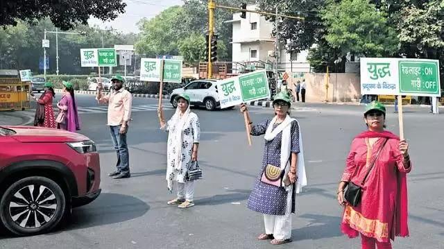 दिल्ली सरकार ने ‘रेड लाइट ऑन, गाड़ी ऑफ’ अभियान शुरू किया