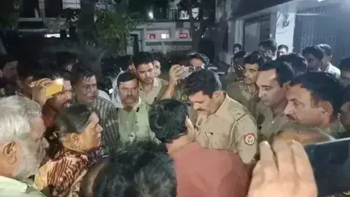 Meerut: पुलिसकर्मी मवाना थाने में भाजपाईयों को पीटते रहे