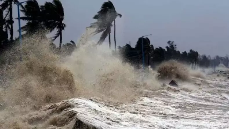 Bengal: चक्रवाती तूफान आरम्भ इन राज्य में 3 दिन तक स्कूल बंद, 120 KM की स्पीड से चलेंगी हवाएं