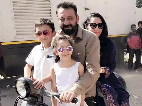 Sanjay Dutt ने जुड़वां बच्चों शाहरान और इकरा का 14वां जन्मदिन मनाया